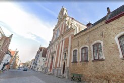 Paters Karmelieten openen kerk in Brugge voor wie aan warmte wil ontsnappen