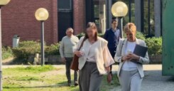 Mama van Maud (8) en Ona (5) arriveert op assisenproces tegen ex-partner Chris (48)