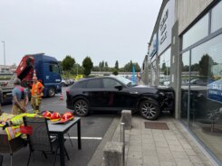 Autobestuurster rijdt na verkeerde manoeuvre tegen gevel van Krëfel en Jysk in Ieper