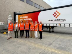 Matthias Diependaele (N-VA) ruilt bureau in voor werkvloer bij Deny Logistics in Menen