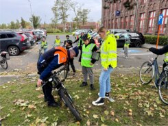Brugse politie controleert fietsen van scholieren nu dagen korter worden: "Wie niet in orde is, riskeert een boete of moet naar de verkeersklas"