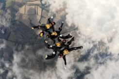 Defensie wk skydiven in de lucht