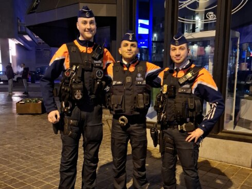 Politie Oostende pakt uit met ludieke campagne met comedian Mohsin Abbas om connectie tussen jongeren en politie te versterken