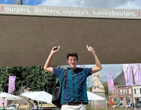 Dichten ter meerdere eer en glorie van de deep state Blij als een kind met mijn gedicht op de b