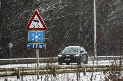 Gladde wegen gladheid winterweer