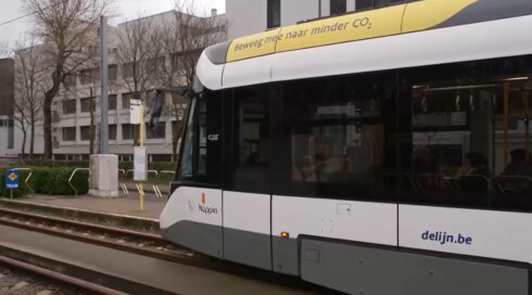 Drie verdachten voor de onderzoeksrechter na geweldpleging op kusttram in De Haan