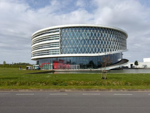 Kantoorgebouw van Barco in Kortrijk beklad met rode verf