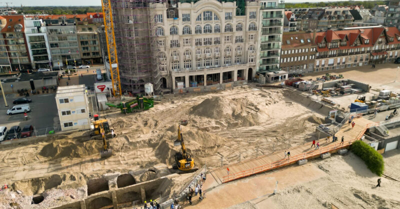 Eeu­wen­oud ver­de­di­gings­werk ont­dekt onder Zee­dijk in Nieuw­poort: Ouder dan gedacht”