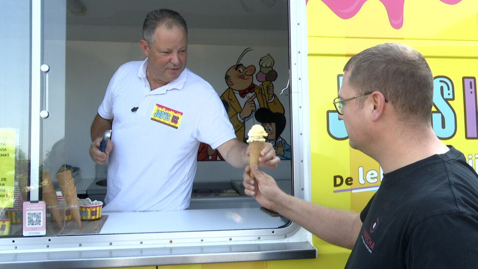 Jo uit Lendelede haalt ijskar van stal voor warme nazomerdag