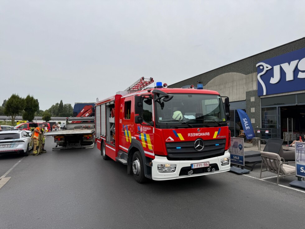 Autobestuurster rijdt na verkeerde manoeuvre tegen gevel van Krëfel en Jysk in Ieper