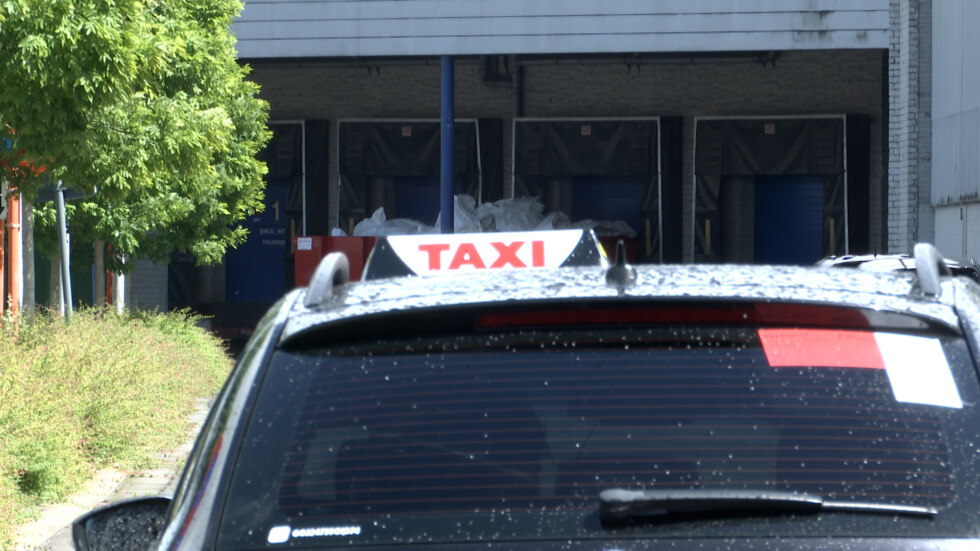 413 BB RECHTS achtervolgingtaxichauffeur
