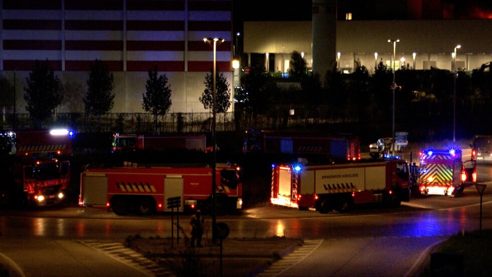 Uitslaande brand bij afvalverwerkend bedrijf Vanheede in Roeselare