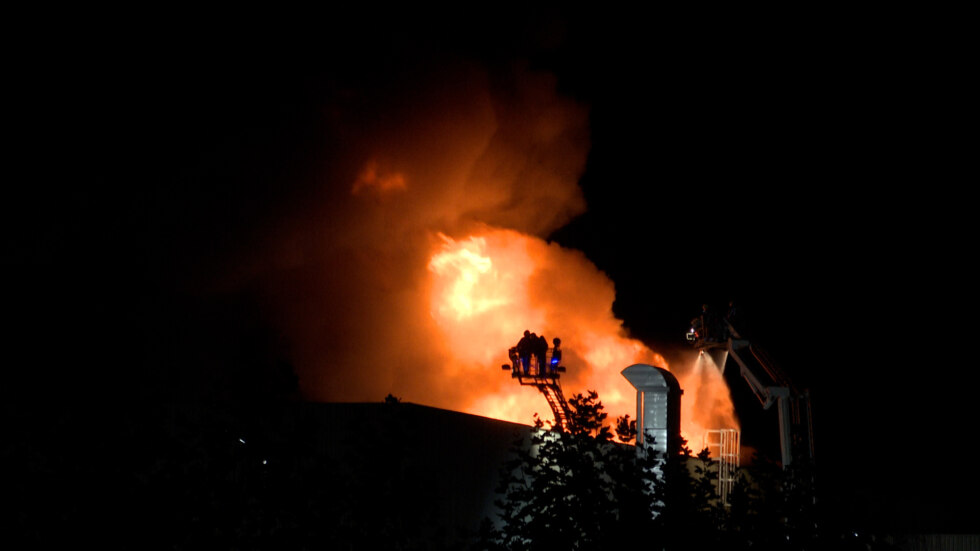 Uitslaande brand bij afvalverwerkend bedrijf Vanheede in Roeselare