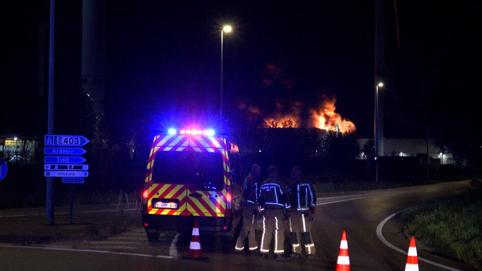 Uitslaande brand bij afvalverwerkend bedrijf Vanheede in Roeselare