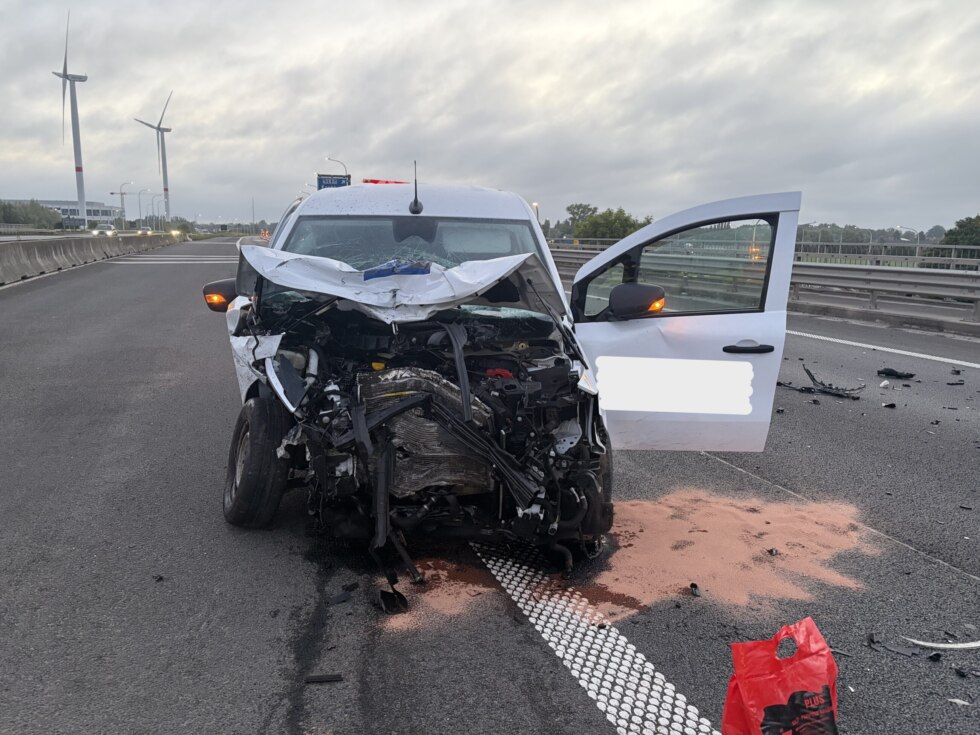 Man (39) en kind (4) buiten levensgevaar na ongeval op afrit van E403 in Roeselare met zes gewonden