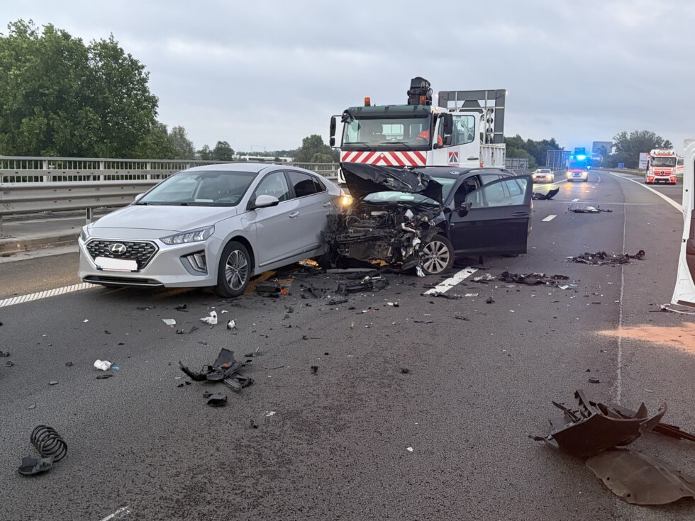 Man (39) en kind (4) buiten levensgevaar na ongeval op afrit van E403 in Roeselare met zes gewonden