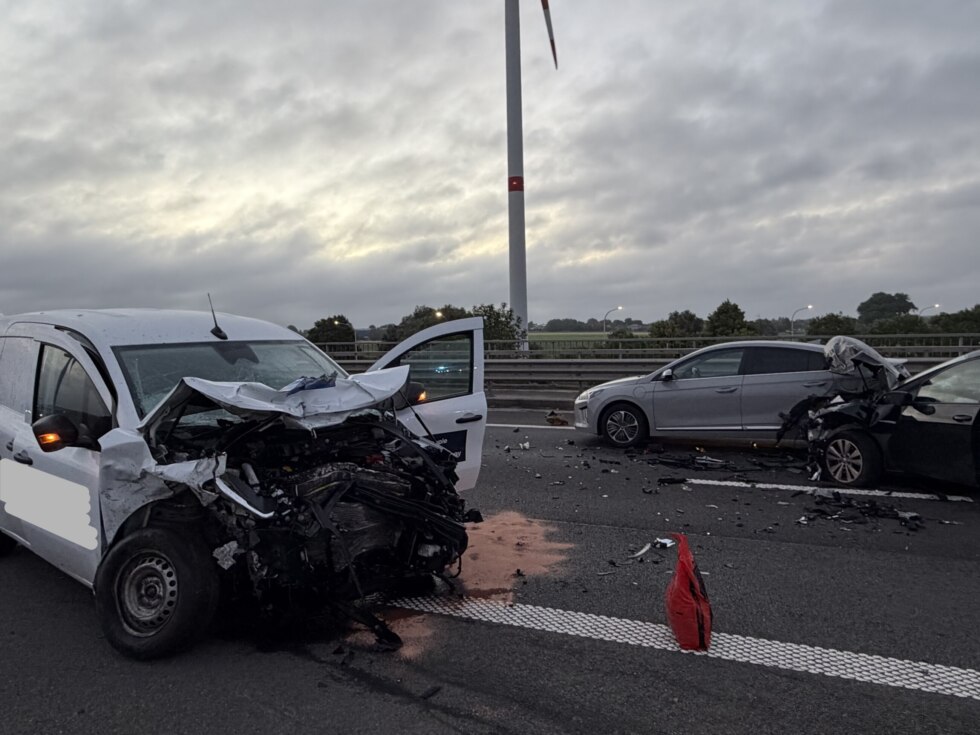 Man (39) en kind (4) buiten levensgevaar na ongeval op afrit van E403 in Roeselare met zes gewonden
