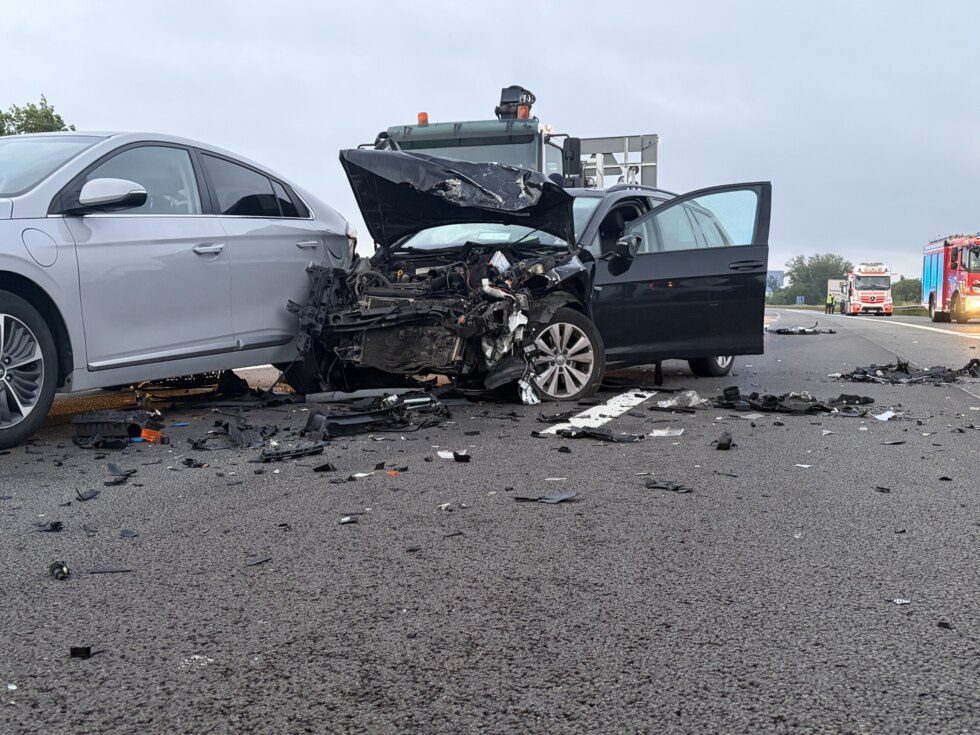 Man (39) en kind (4) buiten levensgevaar na ongeval op afrit van E403 in Roeselare met zes gewonden