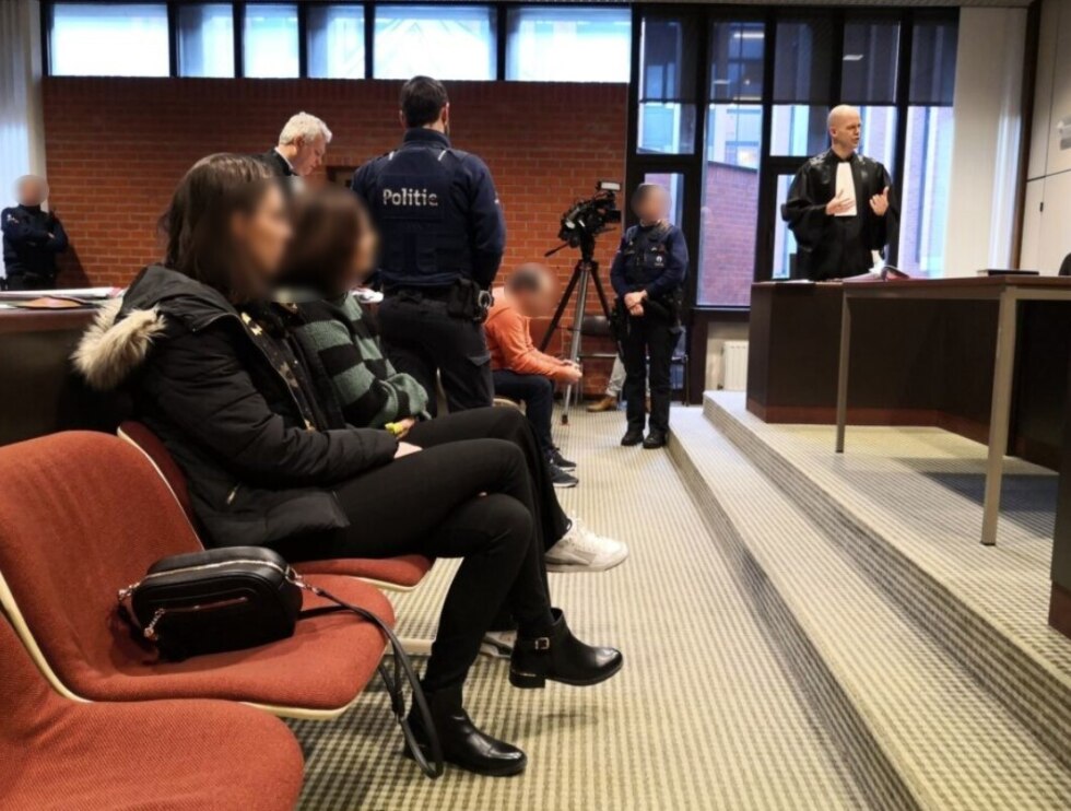 ﻿Aard­ap­pel­boer Chris (47) die doch­ter­tjes ver­moord­de, ook in december voor rechter nadat hij vanuit cel huur­moor­de­naar zocht om ex-vrouw te doden