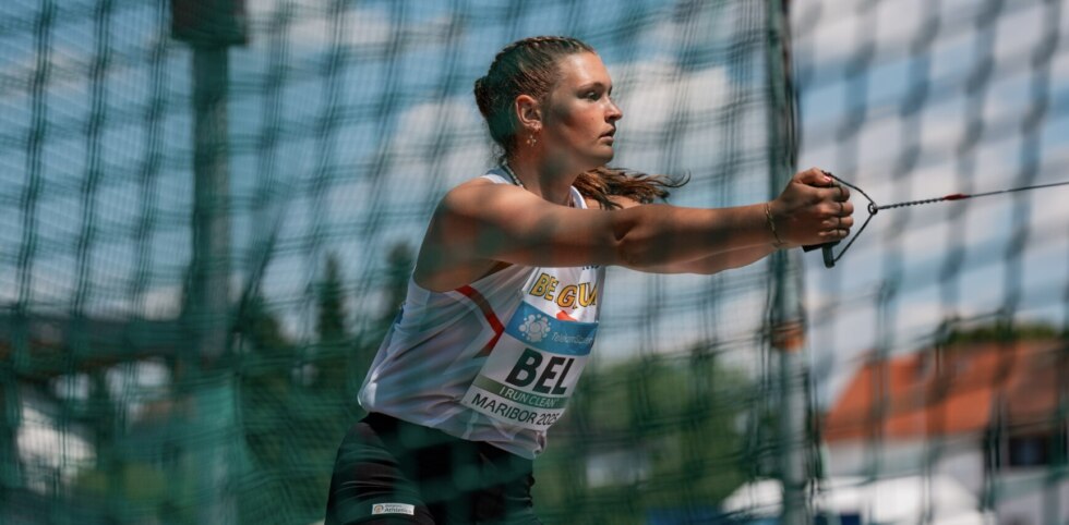 Manon Beernaert hamerslingeren