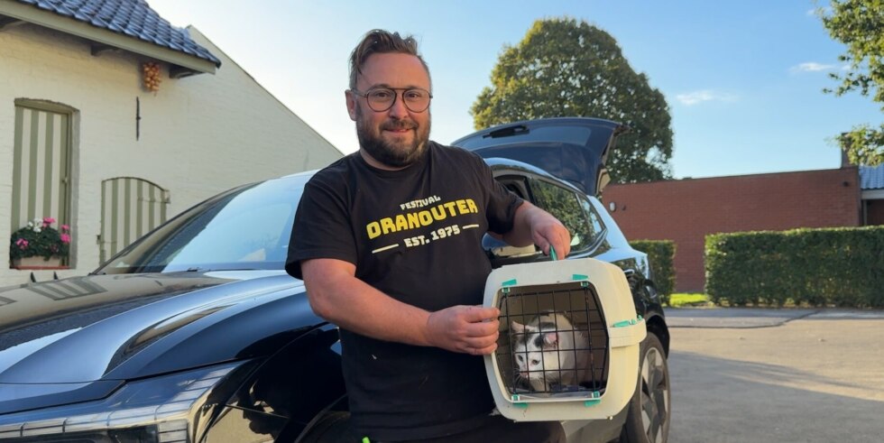 Jeroen (40) uit Poperinge rijdt 6 dagen rond met kater Hormouz onder motorkap