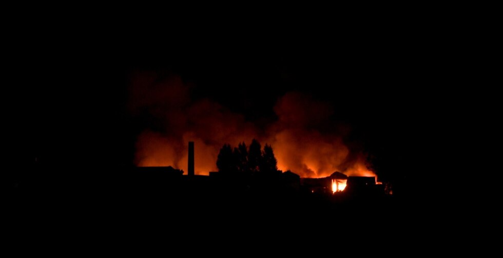 Uitslaande brand verwoest magazijn van voormalig Westorama in Oostrozebeke: "Hou ramen en deuren gesloten"
