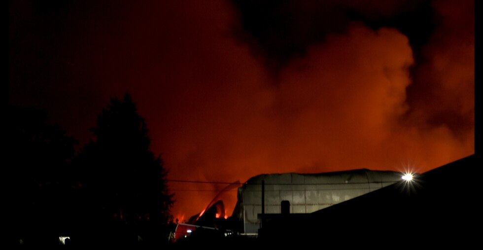 Uitslaande brand verwoest magazijn van voormalig Westorama in Oostrozebeke: "Hou ramen en deuren gesloten"