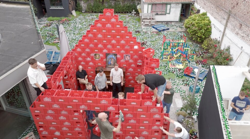 Pas getrouwd koppel Jens en Lien verrast met bierkapel in schaduw van de basiliek in Dadizele
