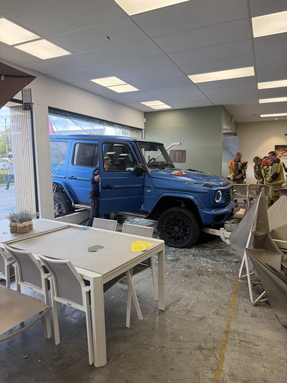 Wagen rijdt in vitrine van AFIO