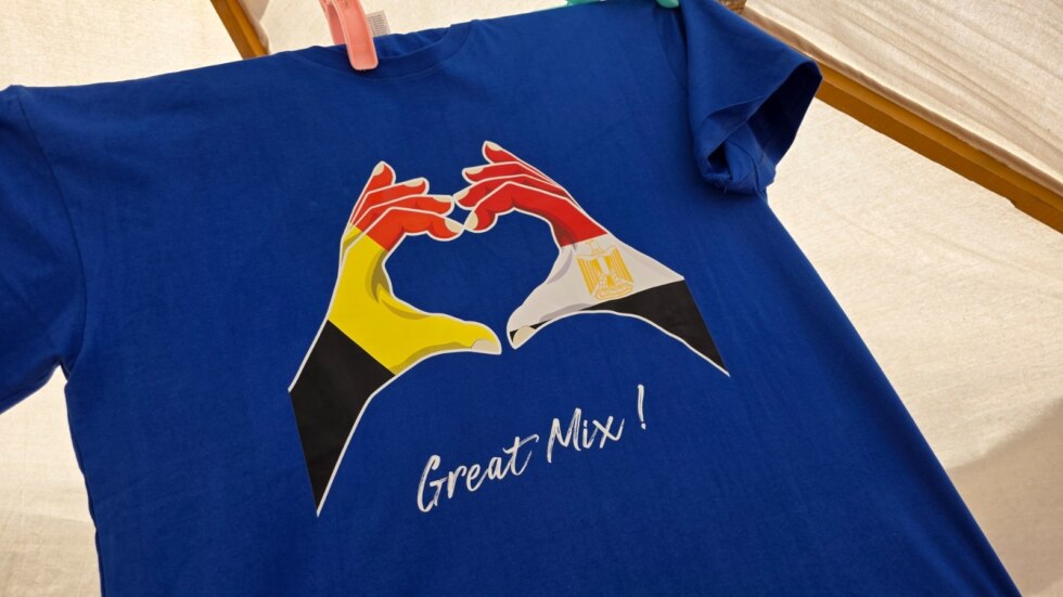 Belgische en Egyptische supporters kijken samen uit naar WK-match in Egyptisch hotel van Waregemnaar Christophe