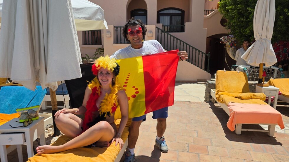 Belgische en Egyptische supporters kijken samen uit naar WK-match in Egyptisch hotel van Waregemnaar Christophe