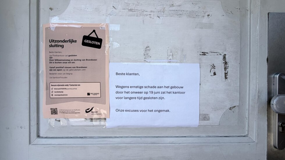 Veel schade aan postkantoor in Wielsbeke door blikseminslag