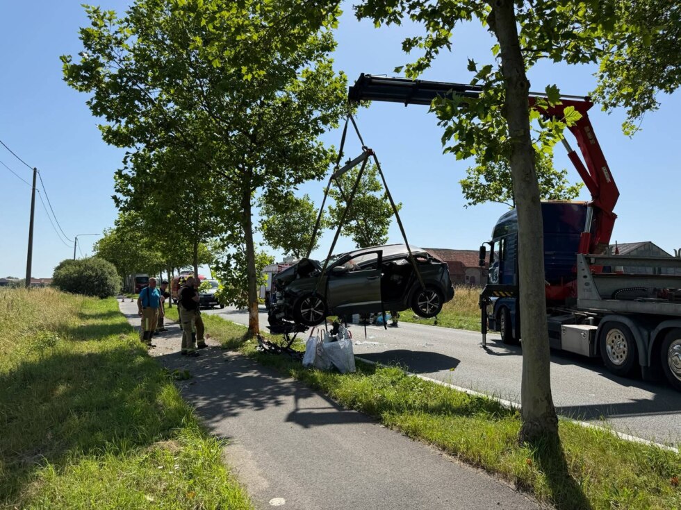 Vrouw (58) zwaargewond na klap tegen boom in Heuvelland: "Geen verkeer mogelijk in Kemmelstraat"