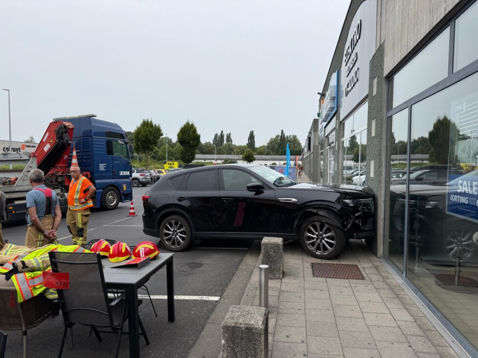Autobestuurster rijdt na verkeerde manoeuvre tegen gevel van Krëfel en Jysk in Ieper