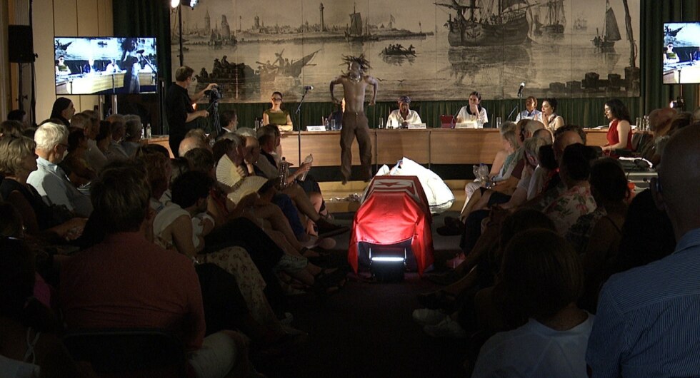 Theaterstuk 'Dignity' maakt van migratie een verhaal over menselijke waardigheid op Theater Aan Zee