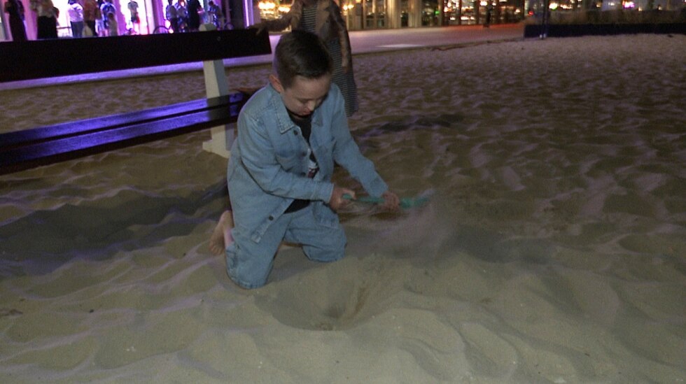 Warme dagen extra zwaar voor Ilano (10) met zeldzame huidaandoening: "Mijn vriendjes spelen overdag buiten, maar ik moet binnen blijven door UV"