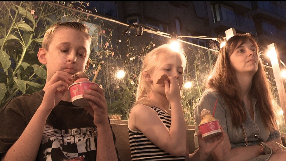 Warme dagen extra zwaar voor Ilano (10) met zeldzame huidaandoening: "Mijn vriendjes spelen overdag buiten, maar ik moet binnen blijven door UV"
