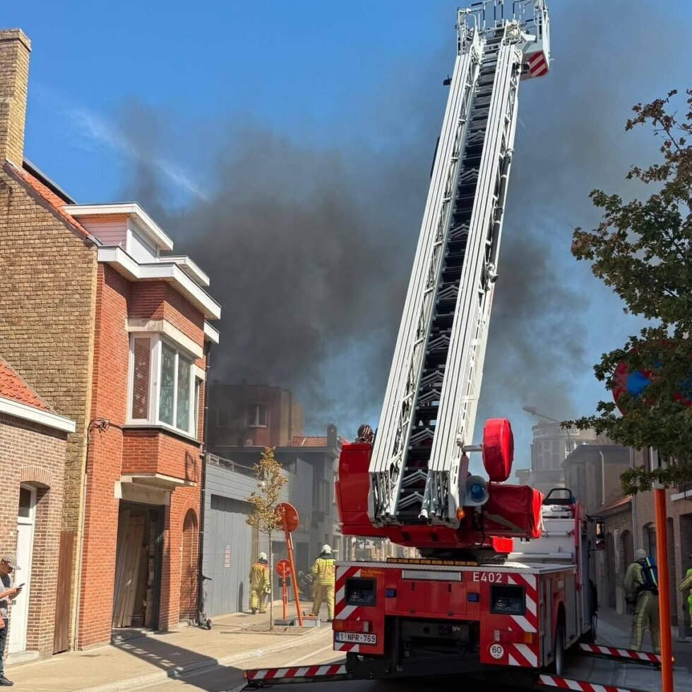Uitslaande woningbrand in De Panne zorgt voor rookontwikkeling: "Hinder? Sluit ramen en deuren"