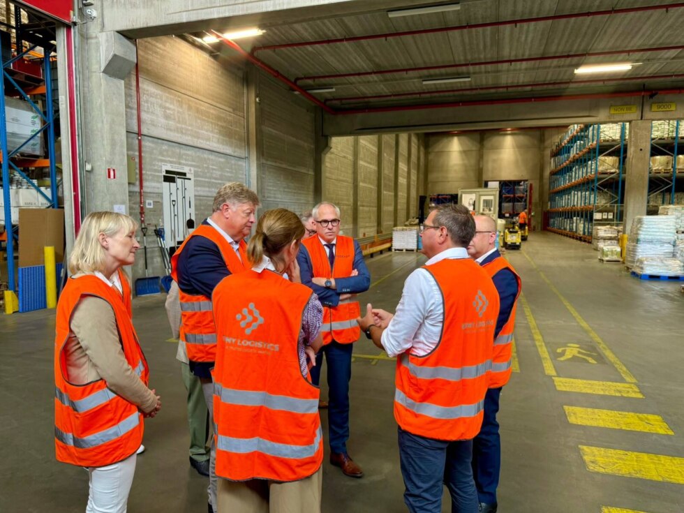 Matthias Diependaele (N-VA) ruilt bureau in voor werkvloer bij Deny Logistics in Menen