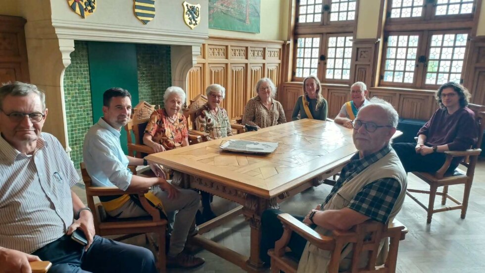 Stad Diksmuide krijgt wandschildering cadeau met wapenschild van deelgemeente Pervijze