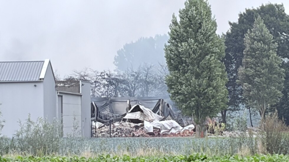 Brandweer laat kleinere brandhaarden gecontroleerd uitbranden in Oostrozebeke