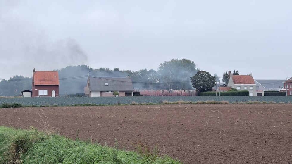 Brandweer laat kleinere brandhaarden gecontroleerd uitbranden in Oostrozebeke