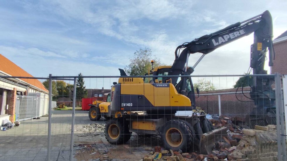 Afbraakwerken aan schoolsite VBS De Ooievaar in Poelkapelle gestart
