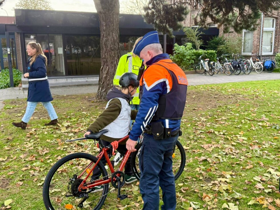 Brugse politie controleert fietsen van scholieren nu dagen korter worden: "Wie niet in orde is, riskeert een boete of moet naar de verkeersklas"