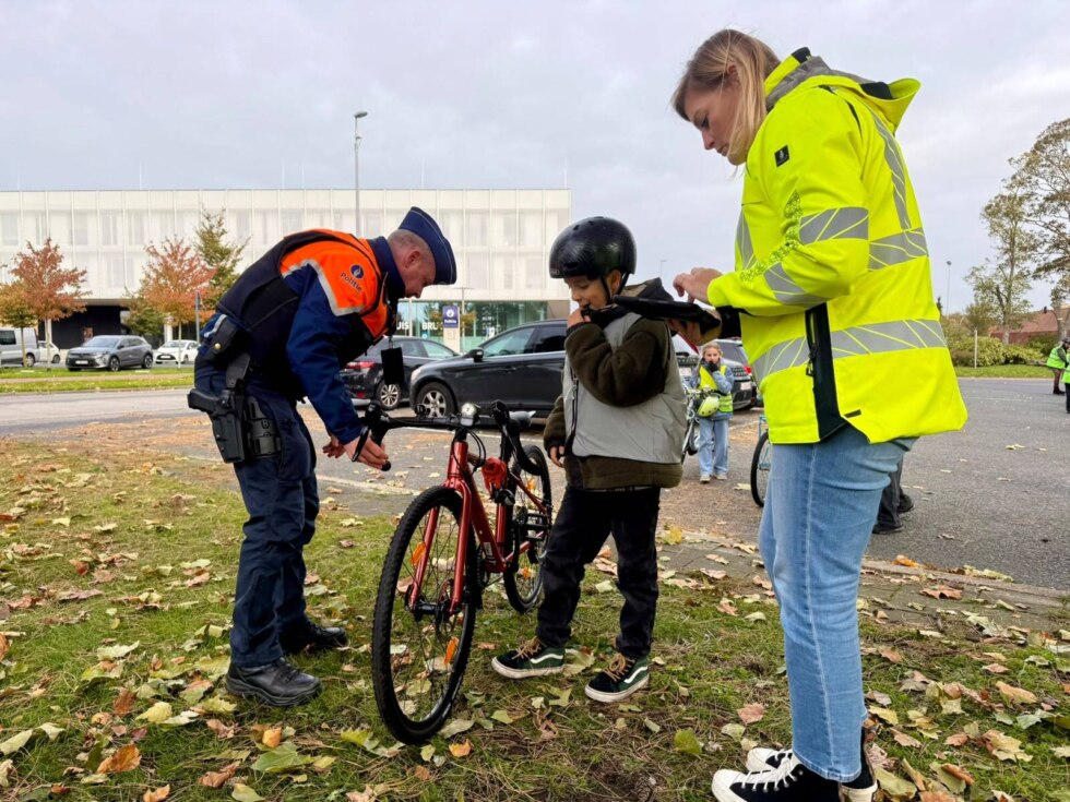 Brugse politie controleert fietsen van scholieren nu dagen korter worden: "Wie niet in orde is, riskeert een boete of moet naar de verkeersklas"