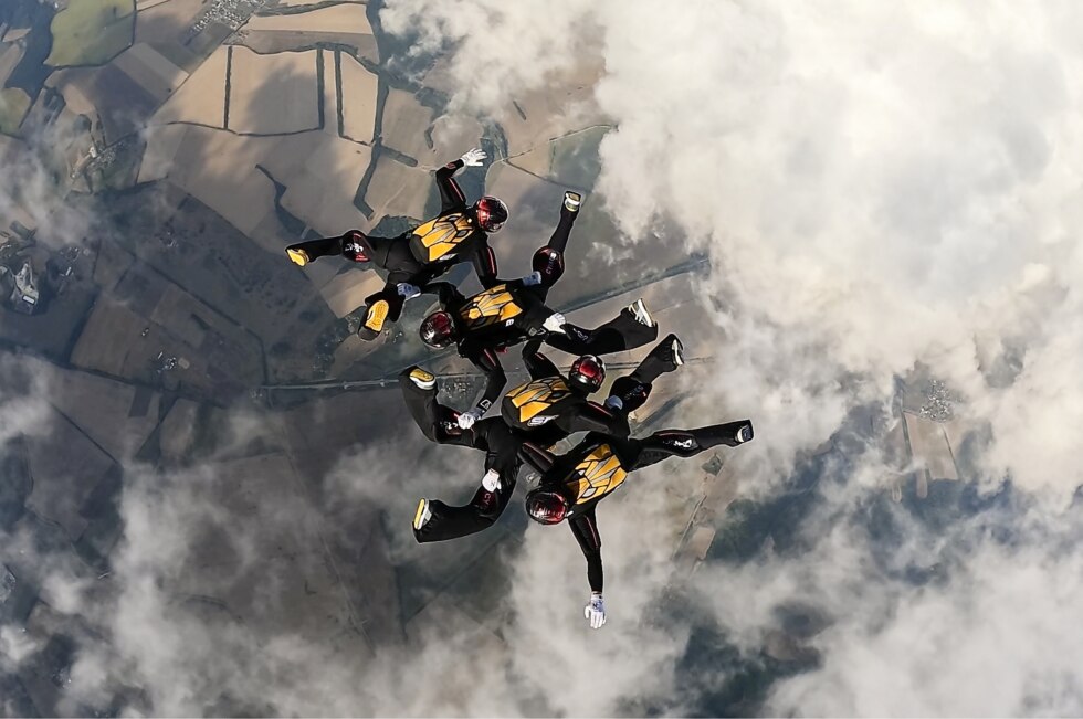Defensie wk skydiven in de lucht