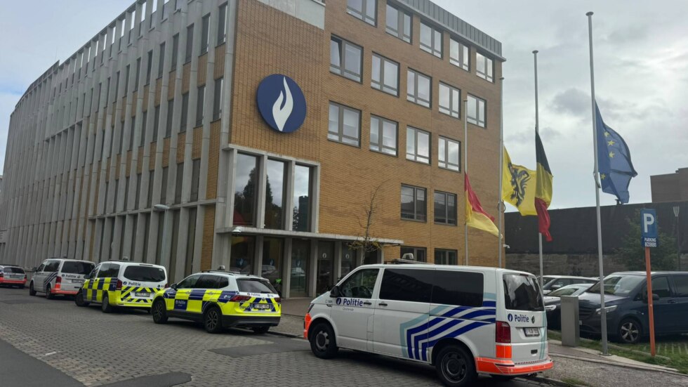 Vlaggen halfstok politie oostende 2