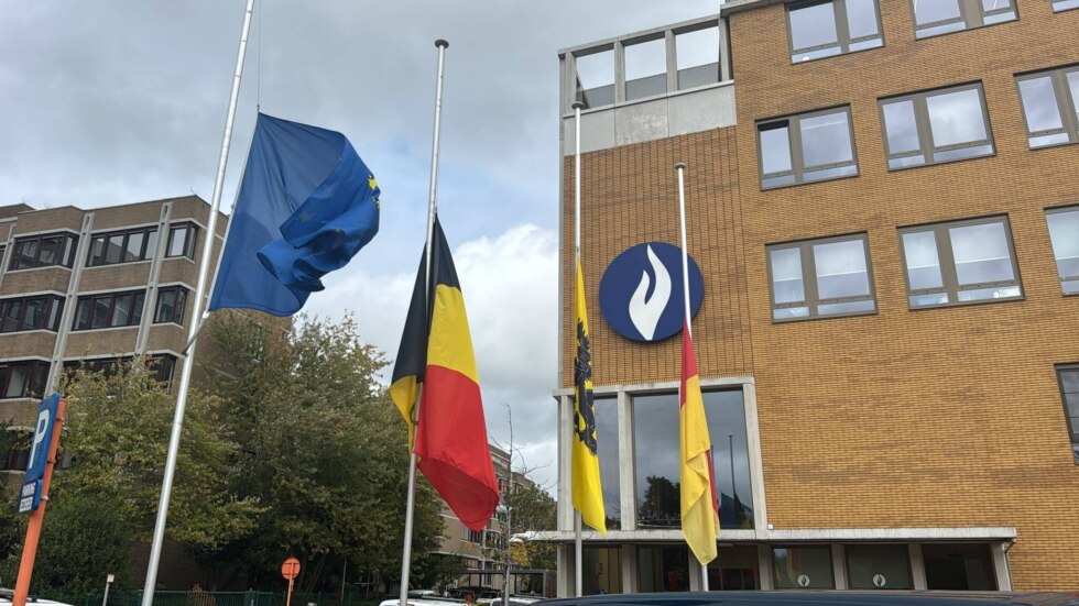 Vlaggen halfstok politie oostende