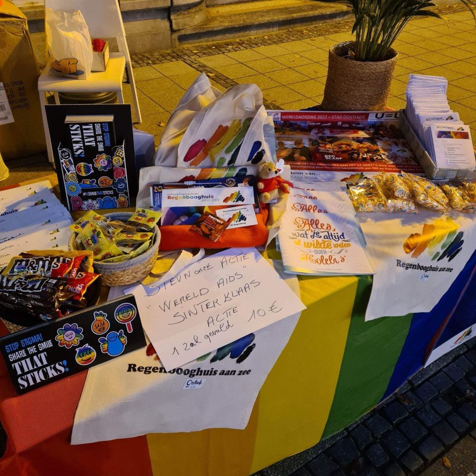 2022-12-01 00:00:00 - Regenbooghuis geeft rode sjaals voor Wereldaidsdag - 317695137_3287923918147464_4705536045024249383_n.jpg