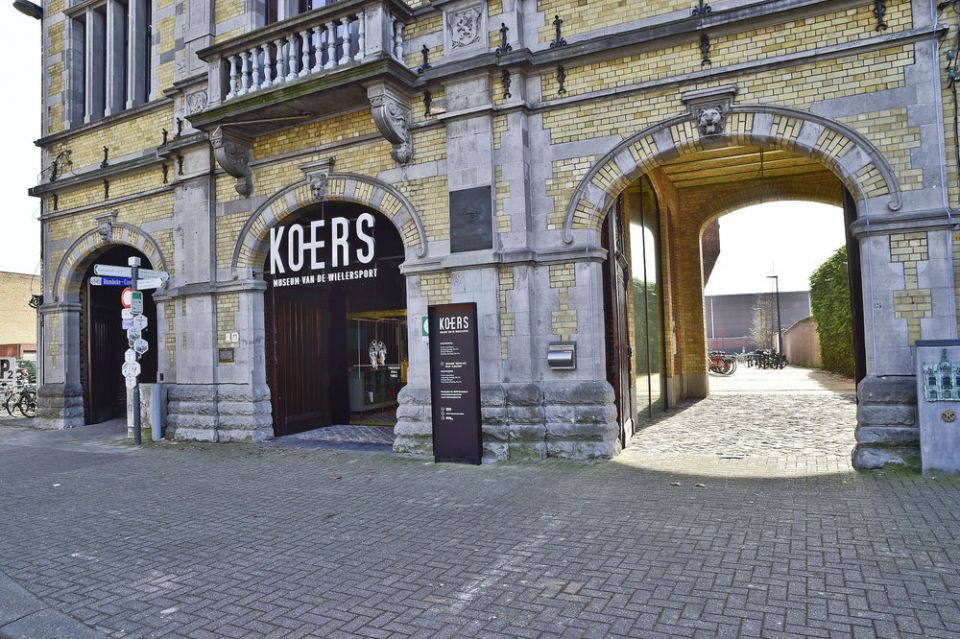 2021-03-03 00:00:00 - Jempi Monseré vereeuwigd met standbeeld aan KOERS - 380752-koers_ingang-f2c512-large-1614671638.jpg